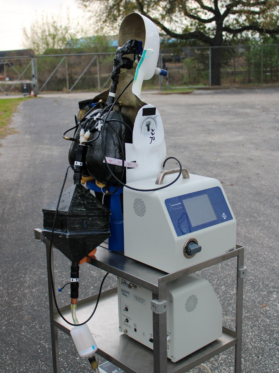放在手推车和由电池供电,MALDA完全移动并准备测量气溶胶存在于社区或工作场所空气中。(图片由UTHealth休斯顿)